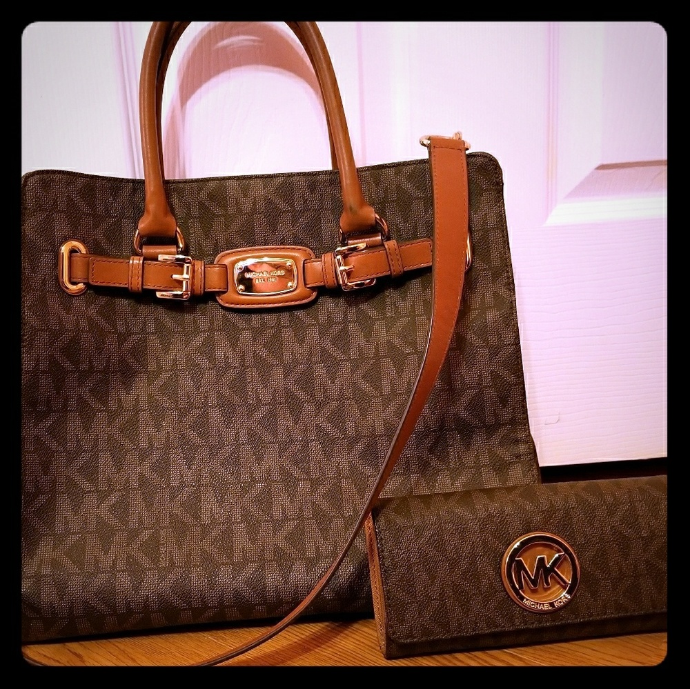 MUST GO! Michael Kors Purse and Wallet Set😍